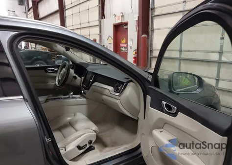 2018 Volvo Xc60 Hybrid T8 Inscription z USA, uszkodzony, nr VIN YV4BR0DL2J1075150